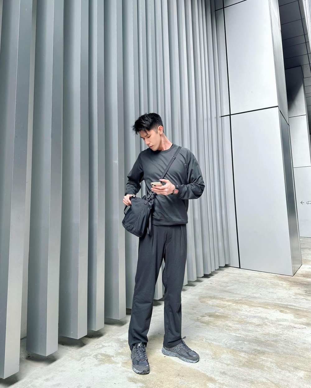 Check styling ideas for「U Lightweight Long-Sleeve Sweatshirt、U Wide-Fit  Pleated Jersey Pants」