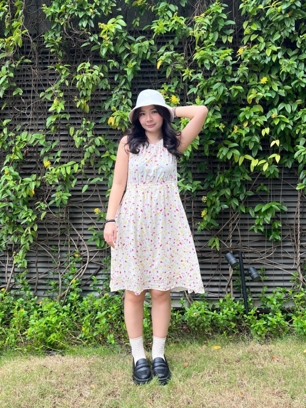 An outfit using Slub Cotton Sleeveless Dress and UV Protection Knitted Bucket Hat｜UNIQLO SG