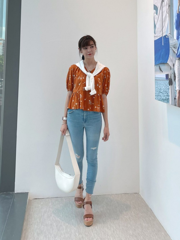 uniqlo v neck blouse