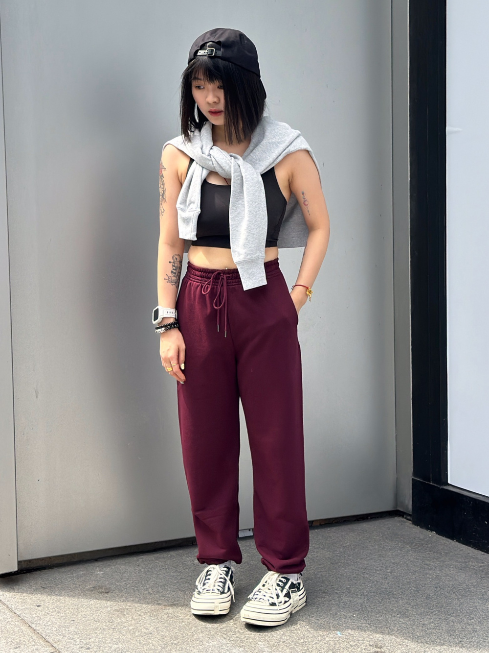 Burgundy hot sale sweatpants outfit