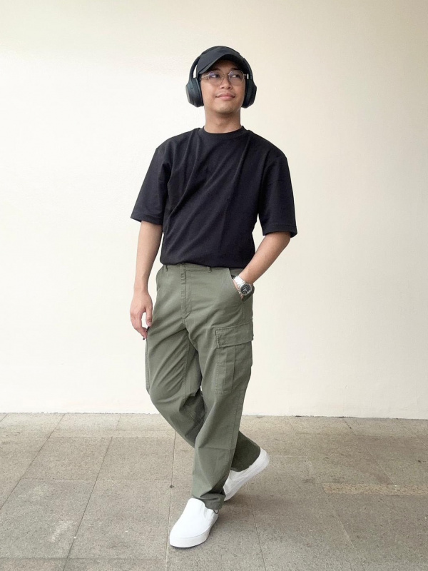 Uniqlo Singapore - MEN'S ROLL UP 3/4 CARGO PANTS Style should always be  this effortless. Mix and match your wardrobe with the wide range of items  that will be on limited offer