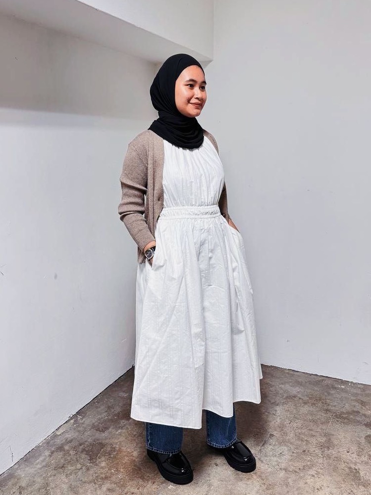 Check styling ideas forHalter Neck Sleeveless Dress| UNIQLO PH