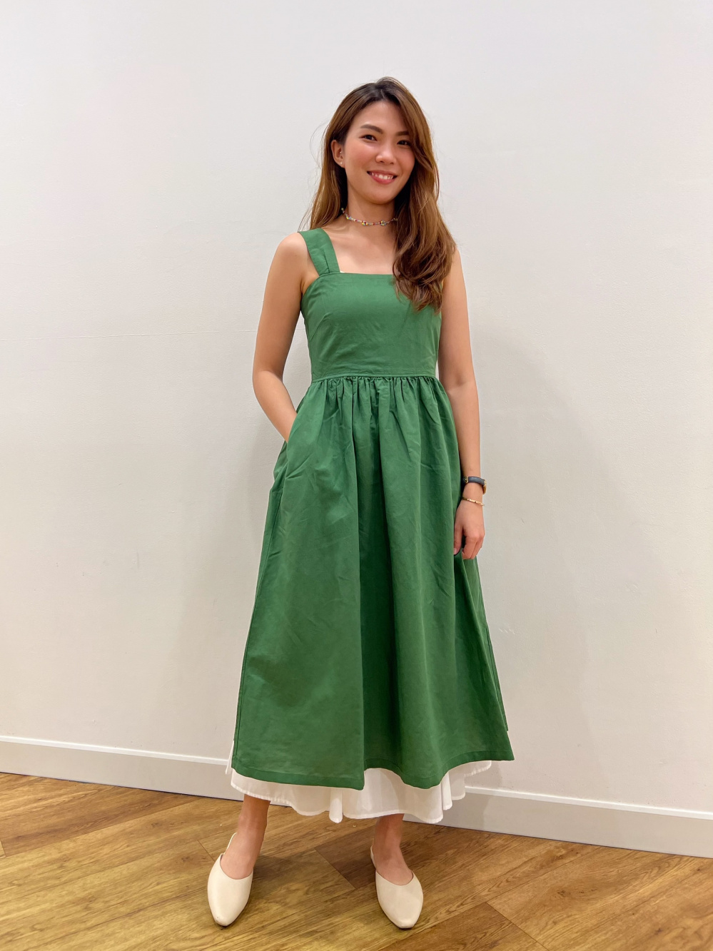 Check styling ideas for「Linen Blend Sleeveless Shirring Dress」