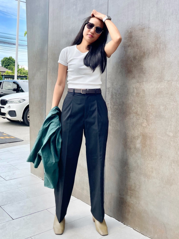 UNIQLO Philippines on X: Update your style with this season's new  silhouette featuring UNIQLO's U Wide Fit Curved Pants. This stylish pair  features a free-flowing curve fit from the waist down the