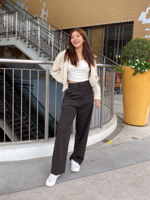 UNIQLO Philippines on X: Update your style with this season's new  silhouette featuring UNIQLO's U Wide Fit Curved Pants. This stylish pair  features a free-flowing curve fit from the waist down the