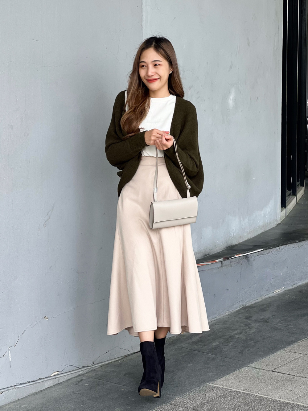 Check styling ideas for「Belted Pleated Wide Pants Uniqlo U、Faux Leather  Mini Flap Shoulder Bag」