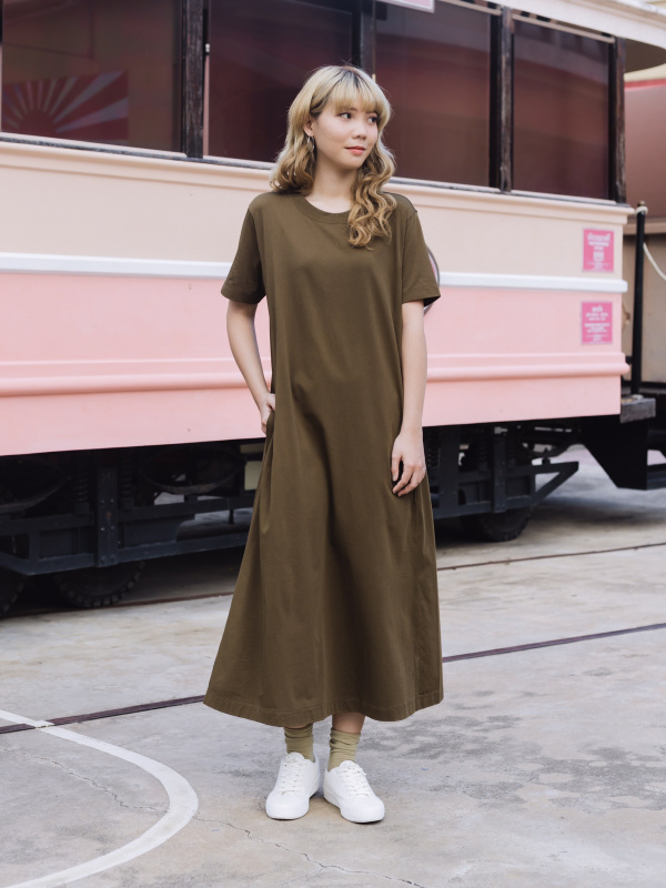 An outfit using Uniqlo U AIRism Cotton Short Sleeve Long Flare Dress and Ultra Light Jacket｜UNIQLO SG