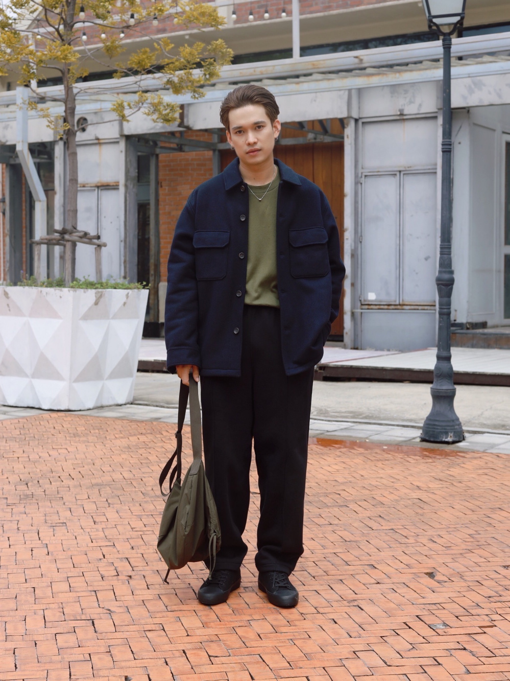 Check styling ideas for「Drawstring Shoulder Bag Uniqlo U」