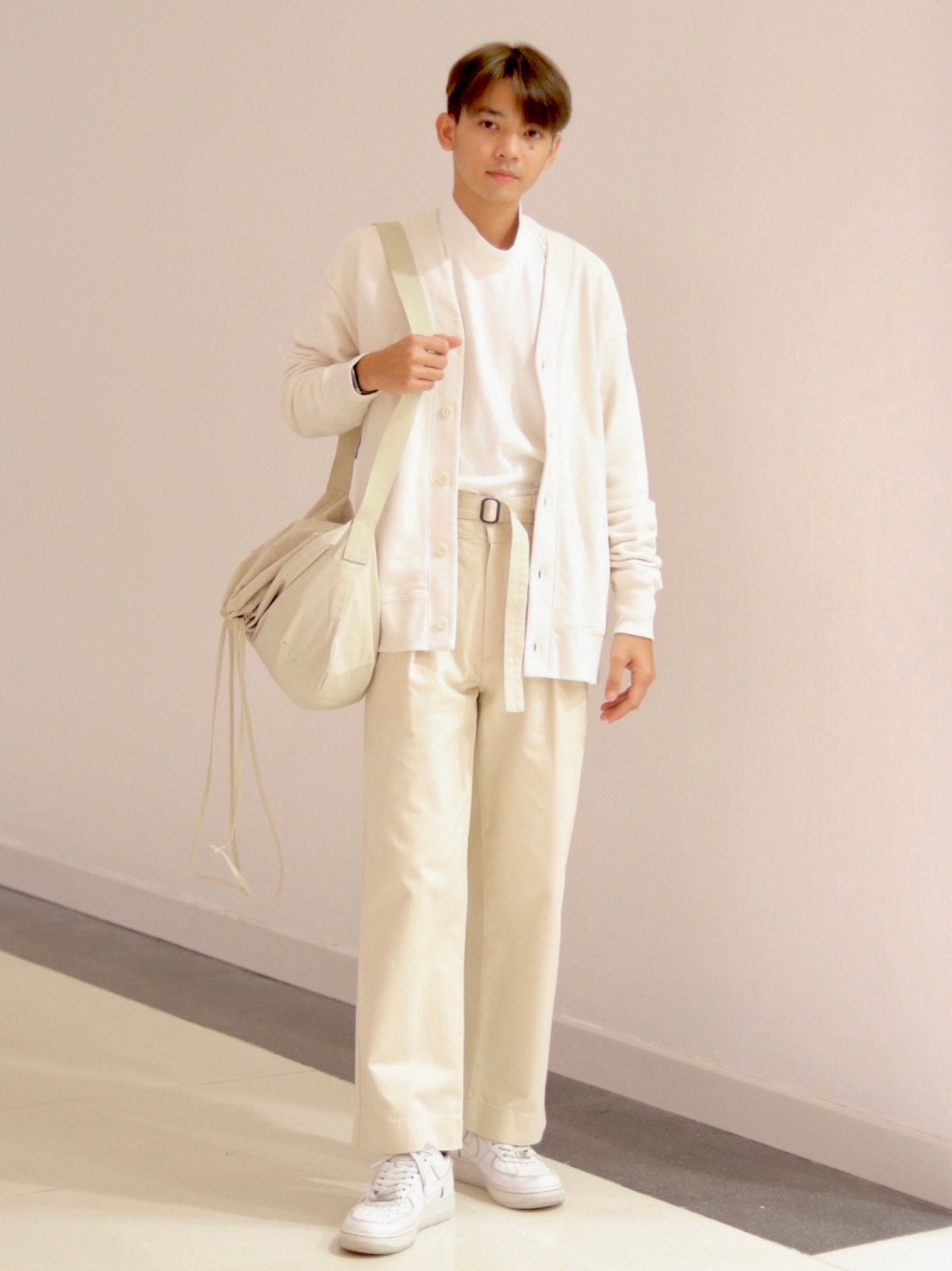 Check styling ideas for「MEN Uniqlo U Regular Fit Jeans、WOMEN Uniqlo U  Drawstring Shoulder Bag」