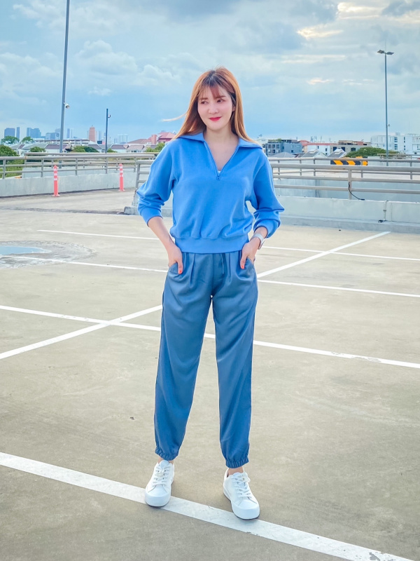 Uniqlo Singapore - Made from stretchy material, these Jogger Pants are  great for casual or sporty wear. The women's Jogger Pants' feminine cut  complements the hips and legs, while the men's Jogger