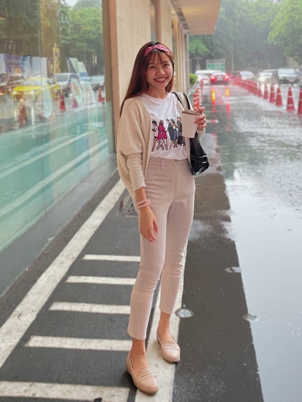 Uniqlo Singapore - WOMEN'S EASY CROPPED LEGGINGS PANTS Style should always  be this effortless. Mix and match your wardrobe with the wide range of  items that will be on limited offer from