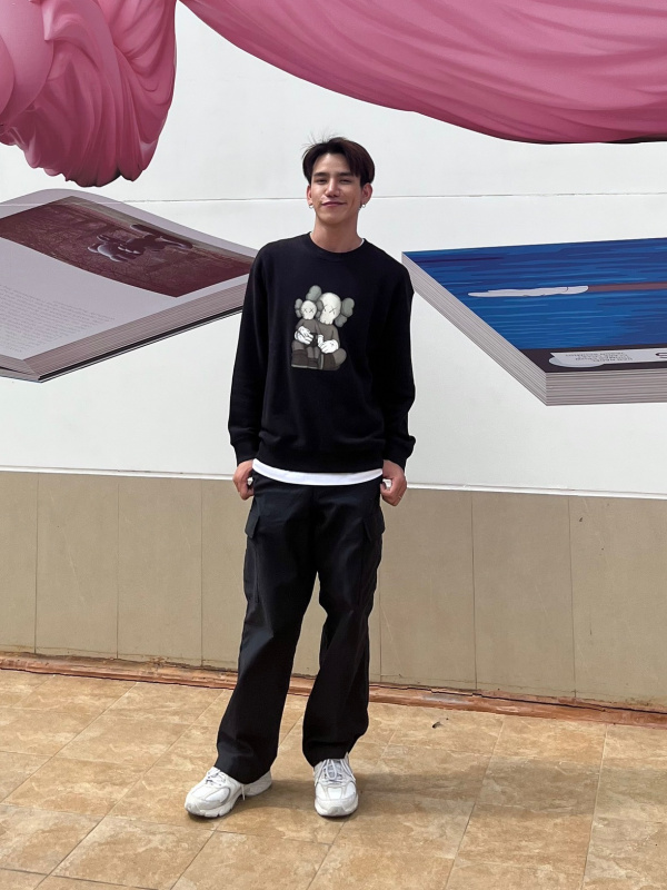 Uniqlo discount kaws crewneck