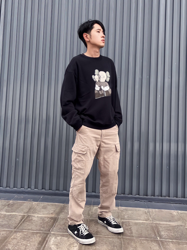 Kaws uniqlo crew sales neck