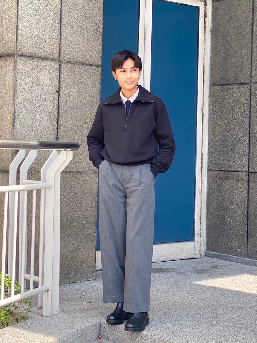 Uniqlo - Uniqlo Grey Pleated Wide Pants on Designer Wardrobe