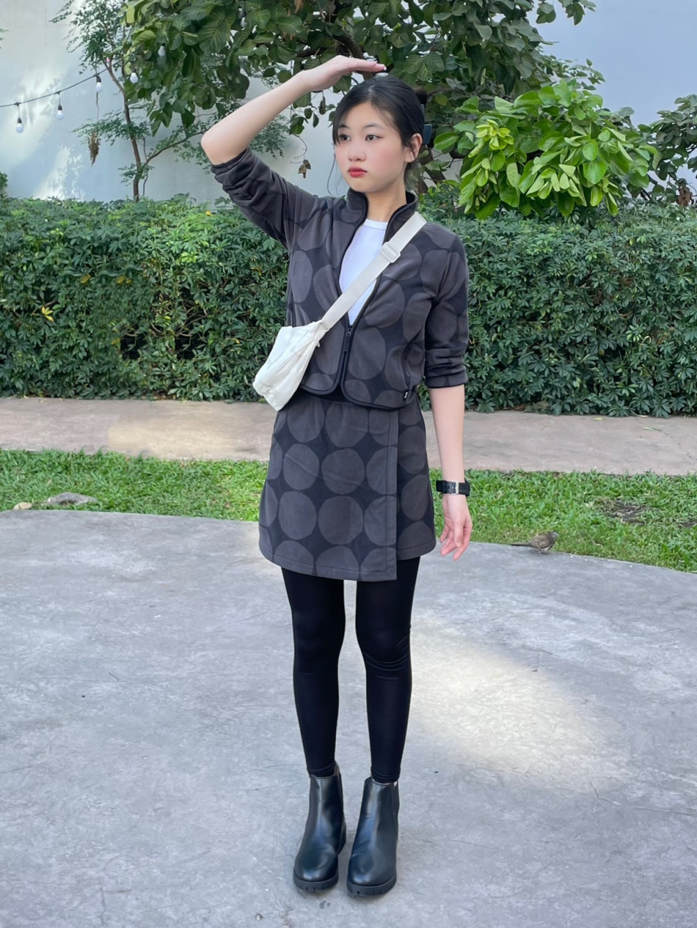 Gray dress, polka dot tights and a black quilted bag - Fashion Tights