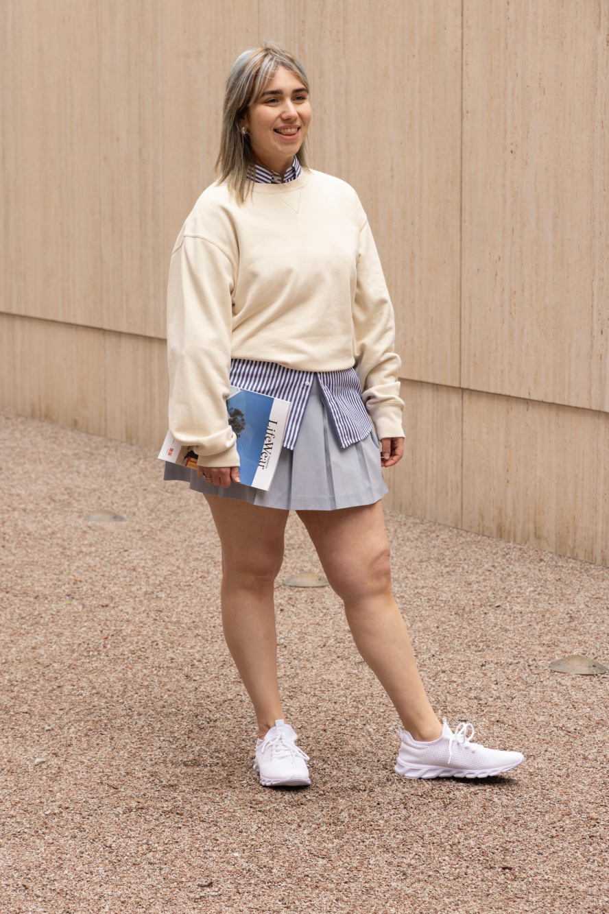 Sweatshirt and pleated online skirt