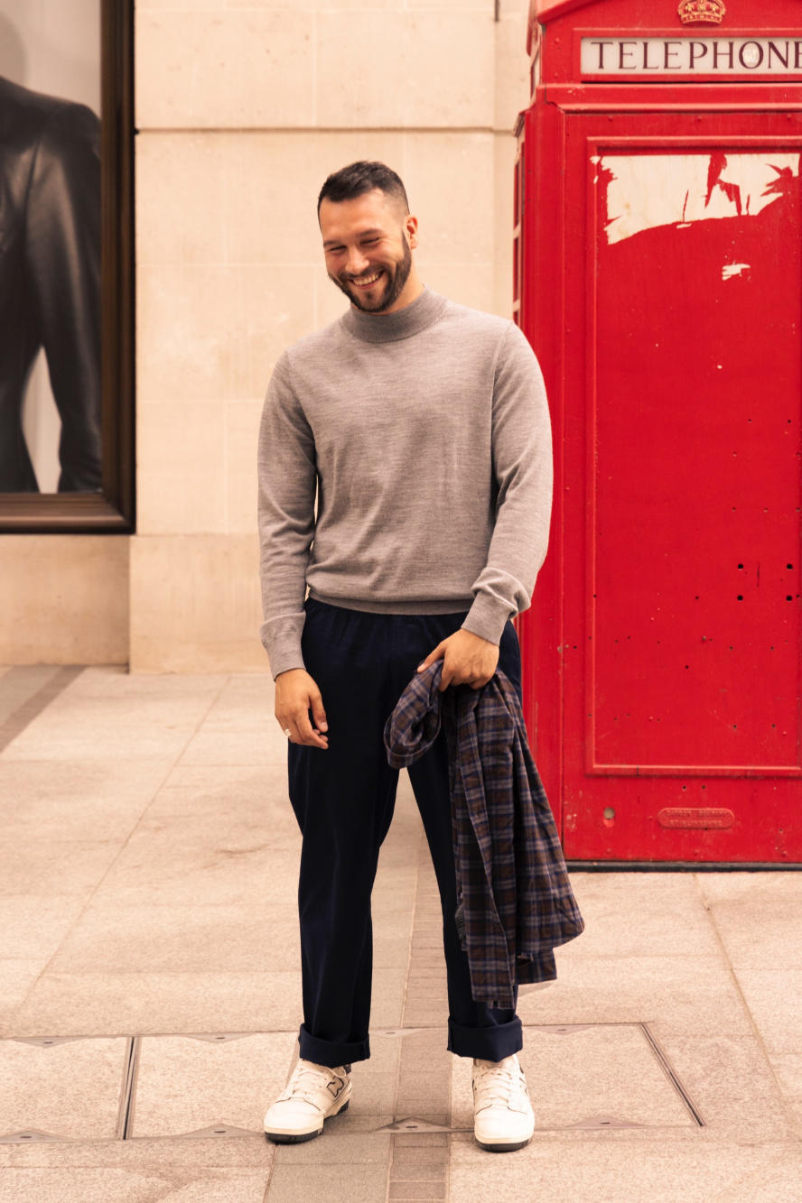 Check styling ideas for「Extra Fine Merino V-Neck Long-Sleeve