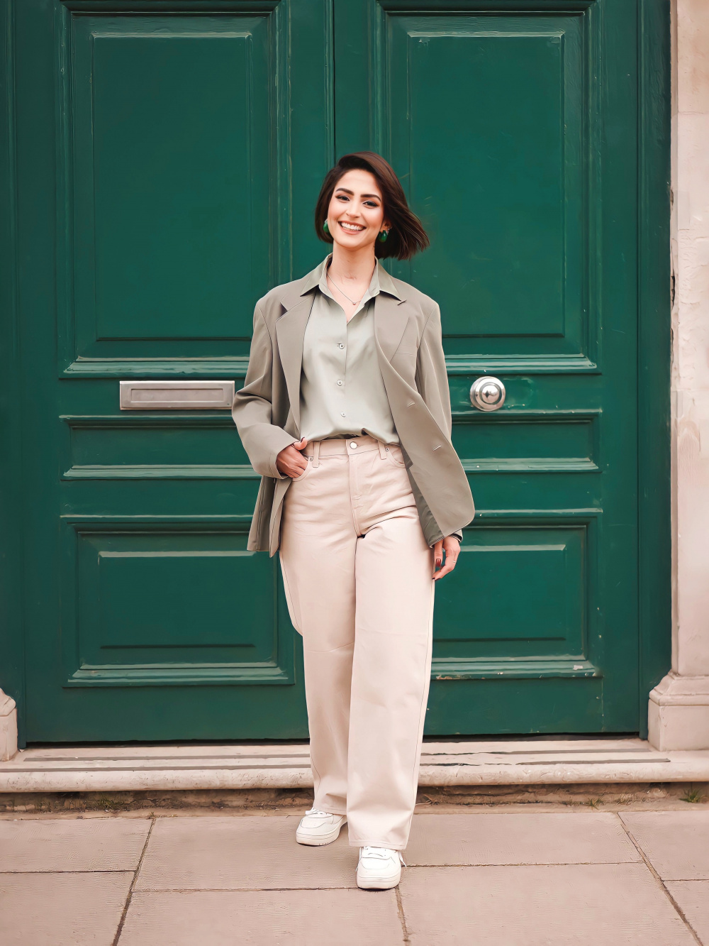 White Blazer with White Sweatpants Outfits For Women (2 ideas & outfits)