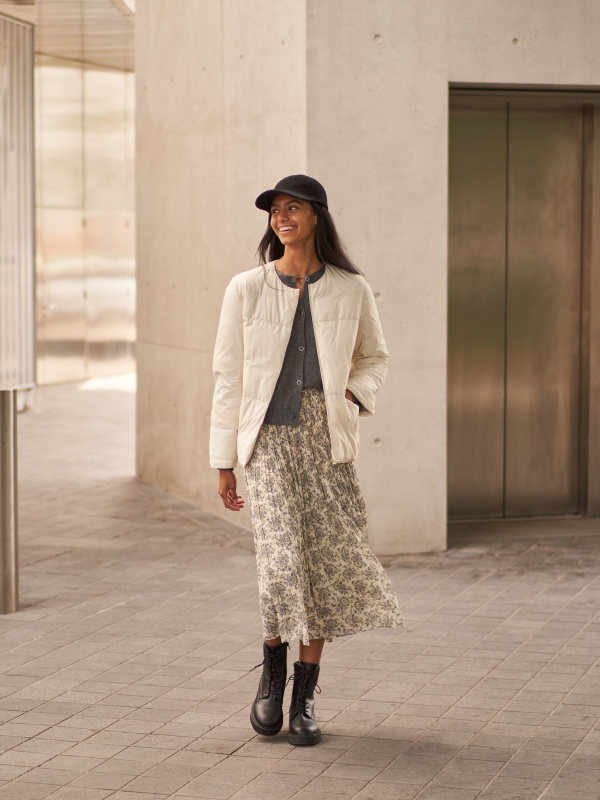 White pleated shop skirt uniqlo