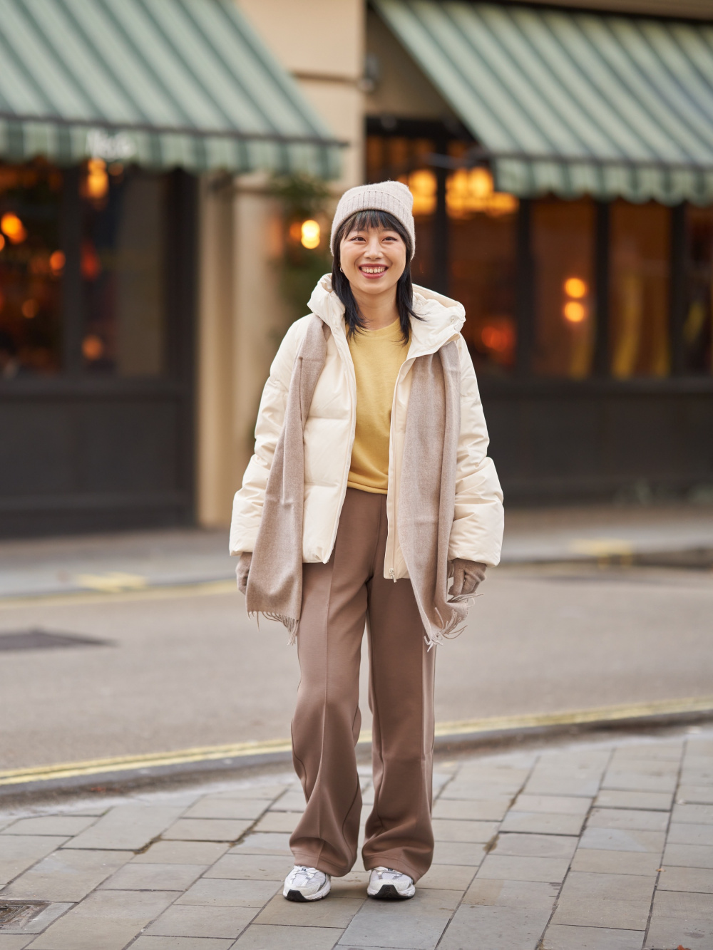 Check styling ideas for「Seamless Down Short Coat、HEATTECH Ultra Stretch  High-Rise Leggings Pants」