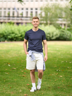 Livre de photos des différentes tenues Uniqlo. Style ID : <7071361>