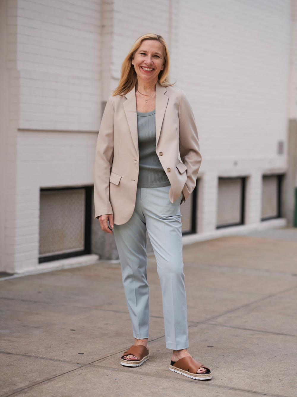 White Blazer with White Sweatpants Outfits For Women (2 ideas & outfits)