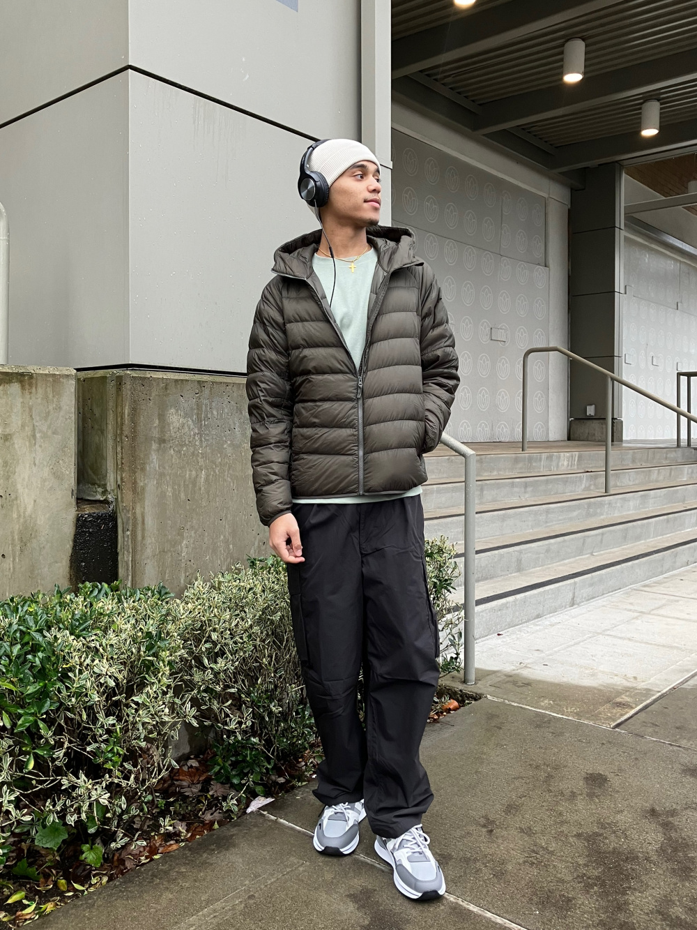 Check styling ideas for「U Crew Neck T-Shirt、Ultra Light Down Jacket (3D Cut  Wide Quilt)」