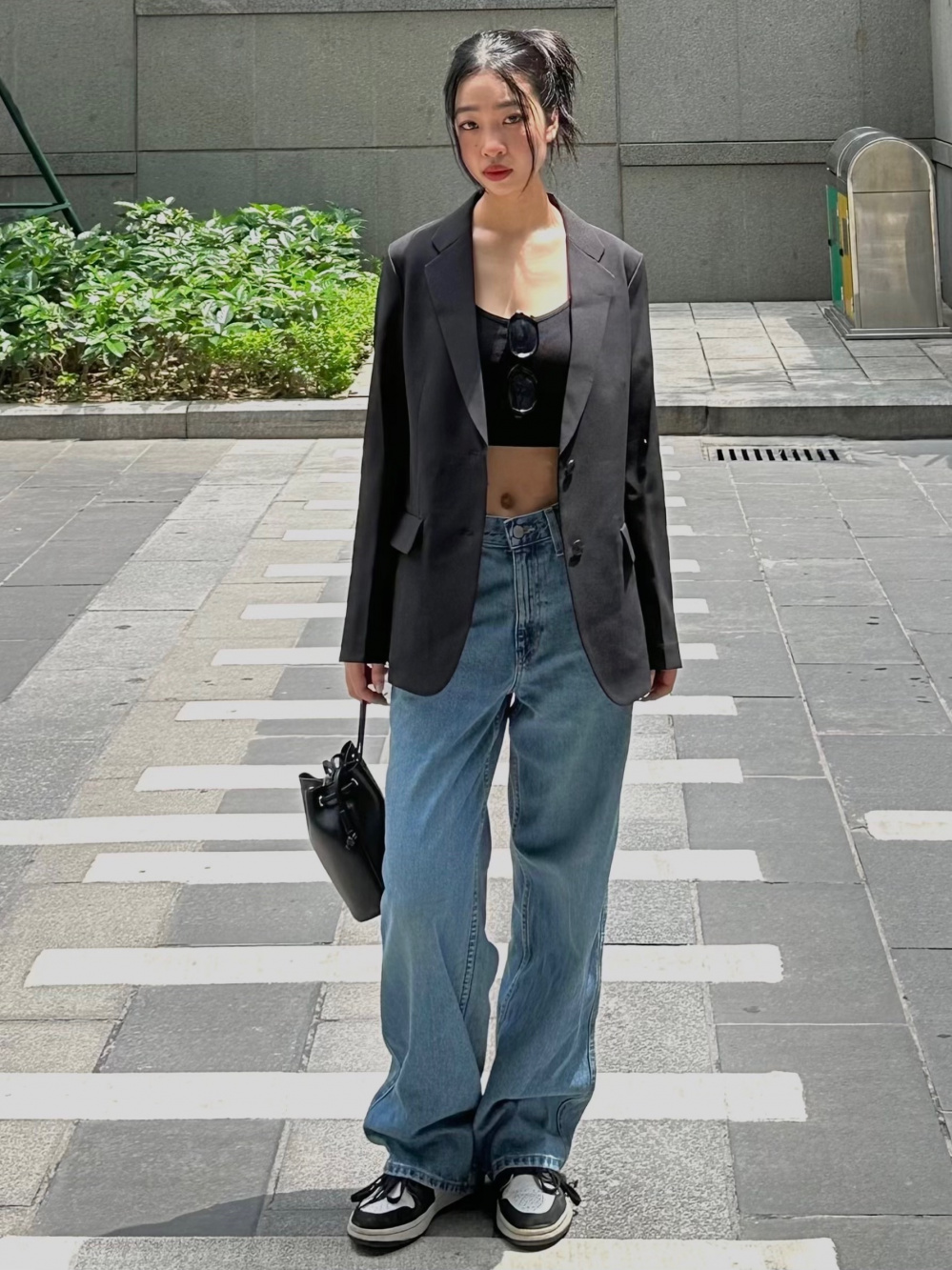 check-styling-ideas-for-baggy-jeans-faux-leather-drawstring-mini