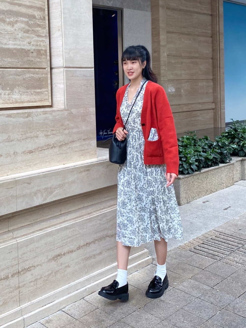 Check styling ideas for「Round Mini Shoulder Bag」