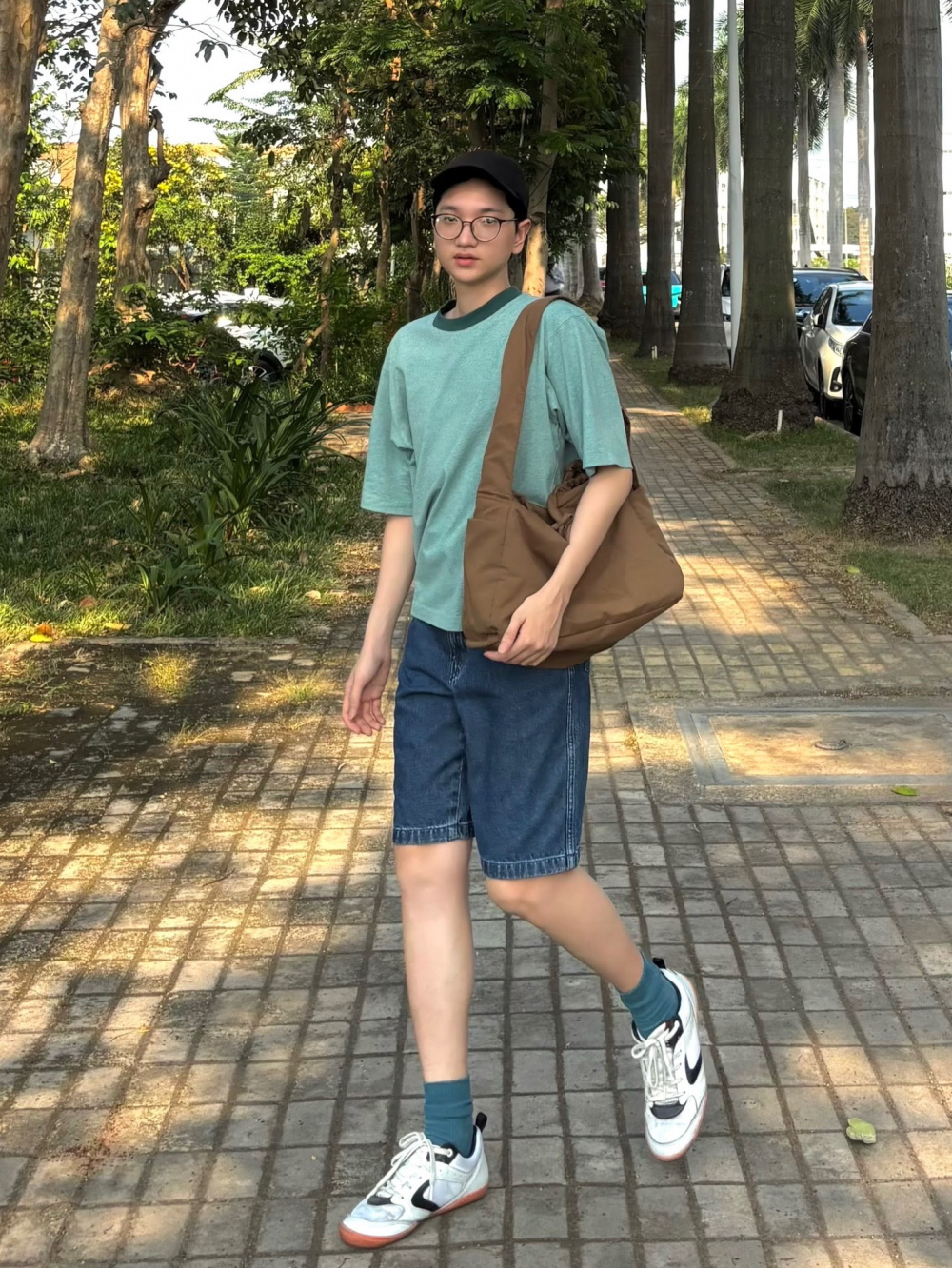 check-styling-ideas-for-oversized-bicolor-t-shirt-denim-half-shorts