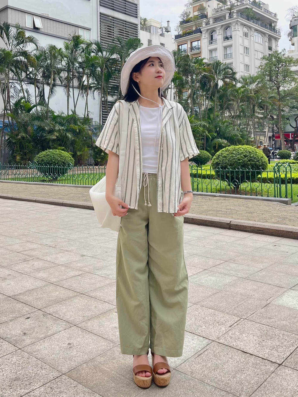 Check styling ideas forãAdjustable UV Protection Wide Brim HatãLinen Blend Volume Short Sleeve 